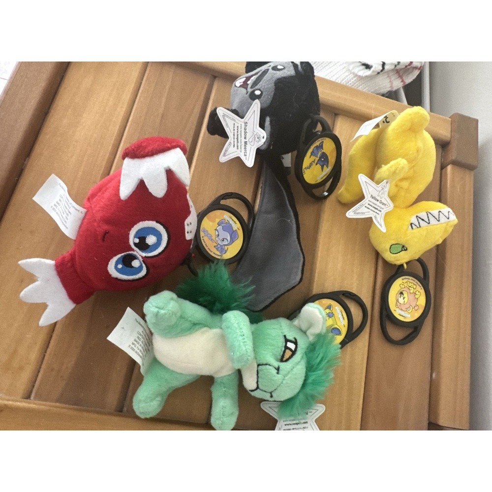 lot 4- McDonald's 2005 Neo pets with keychains Meerca, Kyrii,